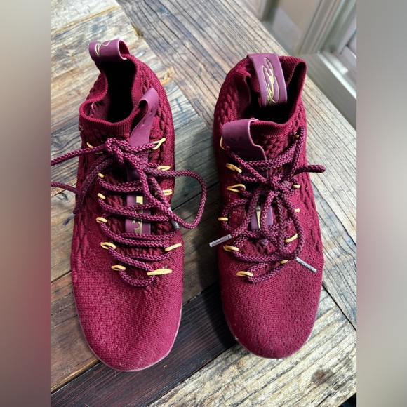 Jual Nike Low Lebron James XVI wine red sneakers  - 897649-619, size 6.5 (MB1) - Picture 1 of 15